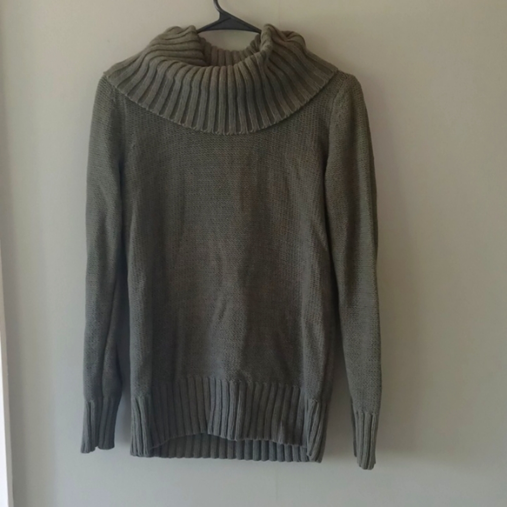 Old Navy Green turtleneck sweater